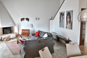 - un salon avec un canapé et une table dans l'établissement Villa Gasco With Pool, à Lazise