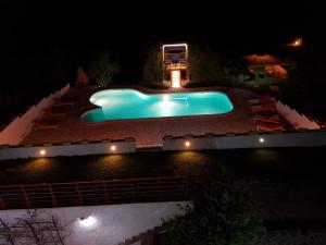 アルゲーロにあるIl Sogno di Alghero - Adults Onlyの夜のスイミングプールのオーバーヘッドビュー