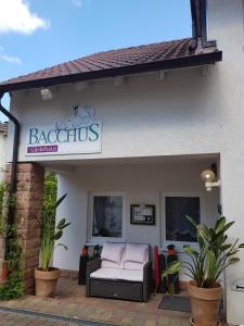 un edificio con un sofá en el patio en Gästehaus Bacchus, en Wachenheim an der Weinstrasse