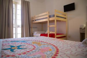 ポルトパーロにあるCasa dei Carrubiのベッドルーム1室(二段ベッド2組、ベッド1台付)