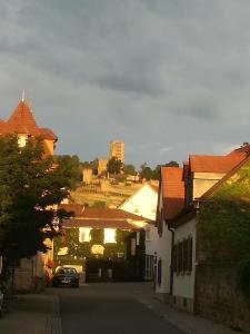 eine Stadtstraße mit Gebäuden und einem Auto auf der Straße in der Unterkunft Gästehaus Bacchus in Wachenheim an der Weinstraße