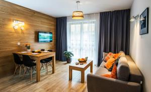 Televízia a/alebo spoločenská miestnosť v ubytovaní Apartamenty Forma Tatrica