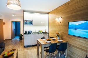 Kuchyňa alebo kuchynka v ubytovaní Apartamenty Forma Tatrica