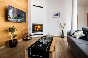 Televízia a/alebo spoločenská miestnosť v ubytovaní Apartamenty Forma Tatrica