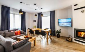 Televízia a/alebo spoločenská miestnosť v ubytovaní Apartamenty Forma Tatrica