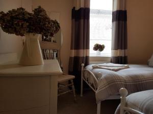- une petite chambre avec 2 lits et une fenêtre dans l'établissement No7 Agar Street, à York
