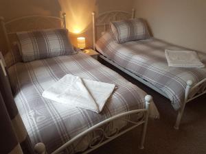 two beds sitting next to each other in a room at No7 Agar Street in York