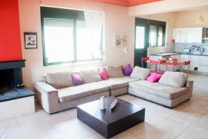 a living room with a couch and a table at Stan&Family in Kalavárda