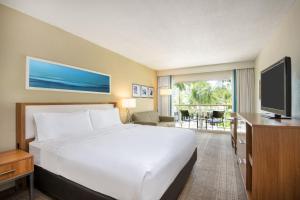 een hotelkamer met een groot bed en een televisie bij Holiday Inn Resort Aruba - Beach Resort & Casino, an IHG Hotel in Palm-Eagle Beach