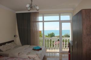 una camera da letto con un letto e una grande finestra di Badu Guest House a Kvariati