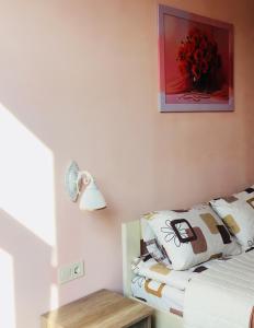 リヴィウにあるApartments on Valova 9のベッドルーム1室(ベッド1台、テーブル、写真付)