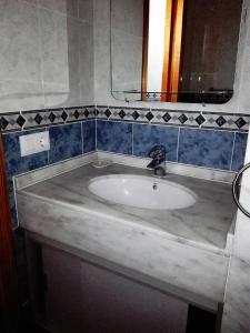 サグントにあるApartamentos Concha del Marのバスルーム(洗面台、鏡付)