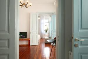 korytarz z drzwiami otwierającymi się na salon w obiekcie Live in Athens, THISEIO Historic House w Atenach