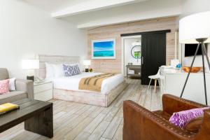 sypialnia z łóżkiem, biurkiem i kanapą w obiekcie The Gates Hotel Key West w mieście Key West