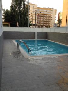 สระว่ายน้ำที่อยู่ใกล้ ๆ หรือใน Apartamento Cala Blanca