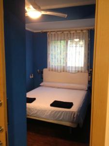 sypialnia z łóżkiem w niebieskim pokoju w obiekcie Apartamento Cala Blanca w mieście Gandía