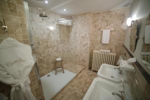 ein Bad mit einer Dusche, einem WC und einem Waschbecken in der Unterkunft CitytripGent Apartment in Gent