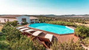 阿尔扎凯纳Dolce Luna的木制甲板上的游泳池,周围摆放着椅子