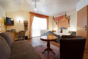 Televízia a/alebo spoločenská miestnosť v ubytovaní Märchenhotel 3 Sterne Superior Waldpension Nebelstein