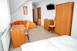 سرير أو أسرّة في غرفة في Apartmán Vavrín