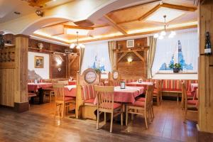 Reštaurácia alebo iné gastronomické zariadenie v ubytovaní Märchenhotel 3 Sterne Superior Waldpension Nebelstein