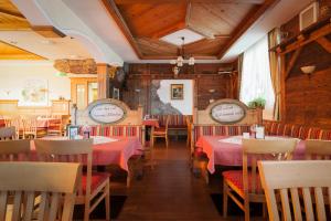 Reštaurácia alebo iné gastronomické zariadenie v ubytovaní Märchenhotel 3 Sterne Superior Waldpension Nebelstein