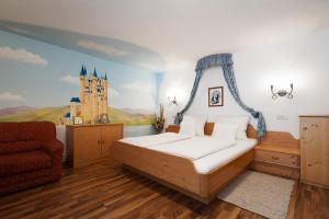 Posteľ alebo postele v izbe v ubytovaní Märchenhotel 3 Sterne Superior Waldpension Nebelstein
