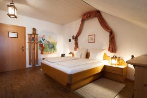 Posteľ alebo postele v izbe v ubytovaní Märchenhotel 3 Sterne Superior Waldpension Nebelstein