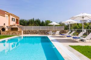 The swimming pool at or close to Villa Johnnie