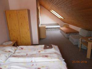 Llit o llits en una habitació de Penzion Oliver
