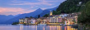 una città su un lago con barche in acqua di Old Borgo Vico a Como