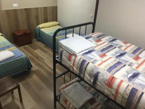 Habitación con 2 literas y mesa. en Pensión Blanquita, en Logroño