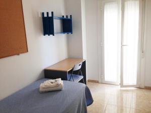 Postel nebo postele na pokoji v ubytování Residencia Universitaria Cadiz Centro