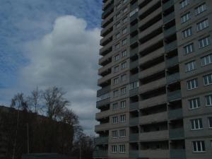 a tall apartment building against a cloudy sky at Apartment on 2-Y Khlynovskiy Pereulok 1 in Kirov