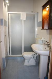 ein Bad mit einer Dusche, einem WC und einem Waschbecken in der Unterkunft Casale Corcella in Scopello