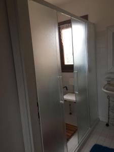 un bagno con cabina doccia e lavandino di Le Pavoncelle di Stintino a Stintino