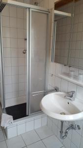 Ένα μπάνιο στο Wohnung 1 Haus- Annegrete mit überdachter Terrasse zum Garten