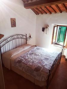 a bedroom with a bed in a room at Casa Bandino in Campiglia dʼOrcia