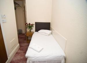 Postel nebo postele na pokoji v ubytování Charlie Hotel