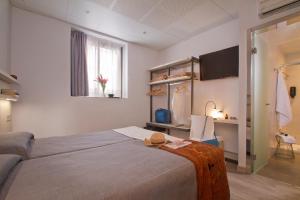 una camera con un grande letto e una finestra di Hostal Benidorm a Barcellona