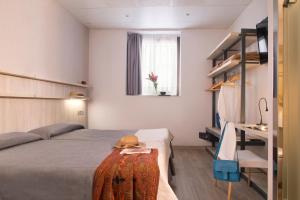 a bedroom with a bed and a desk at Hostal Benidorm in Barcelona