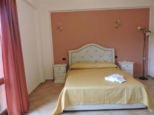 A bed or beds in a room at La Torre