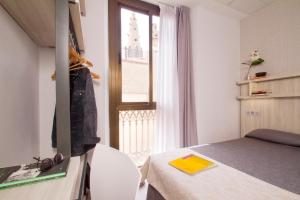 Posteľ alebo postele v izbe v ubytovaní Hostal Benidorm