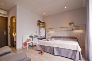 Posteľ alebo postele v izbe v ubytovaní Hostal Benidorm