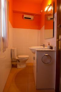 ルビエロス・デ・モラにあるPortal de San Antonioのオレンジ色のバスルーム(トイレ、シンク付)
