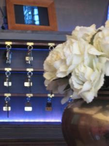 カールスルーエにあるホテル マークグレーフラー ホフの白花の花瓶