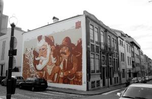 um grande mural na lateral de um edifício em Comfort in the Downtown em Porto