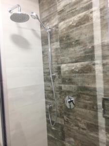 ママイアにあるArthemis Apartmentのバスルーム(ガラスドア付きのシャワー付)