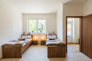 dwa łóżka w pokoju z oknem w obiekcie Penzion Piranha w Mielniku