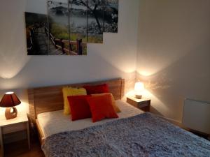斯維諾烏伊希切的住宿－Apartament Baltic Sky，一间卧室配有一张带两盏灯的床,墙上挂有一幅画